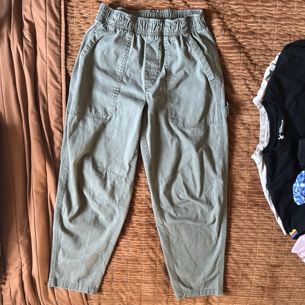 Old Navy comfort Waistband Green cropped cargo pants
